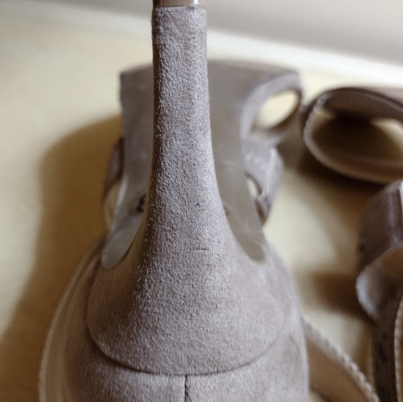 Liz Claiborne 8 Wide Tan Faux Suede Cross-Strap Gold Zip Stilettoes - Picture 8 of 8